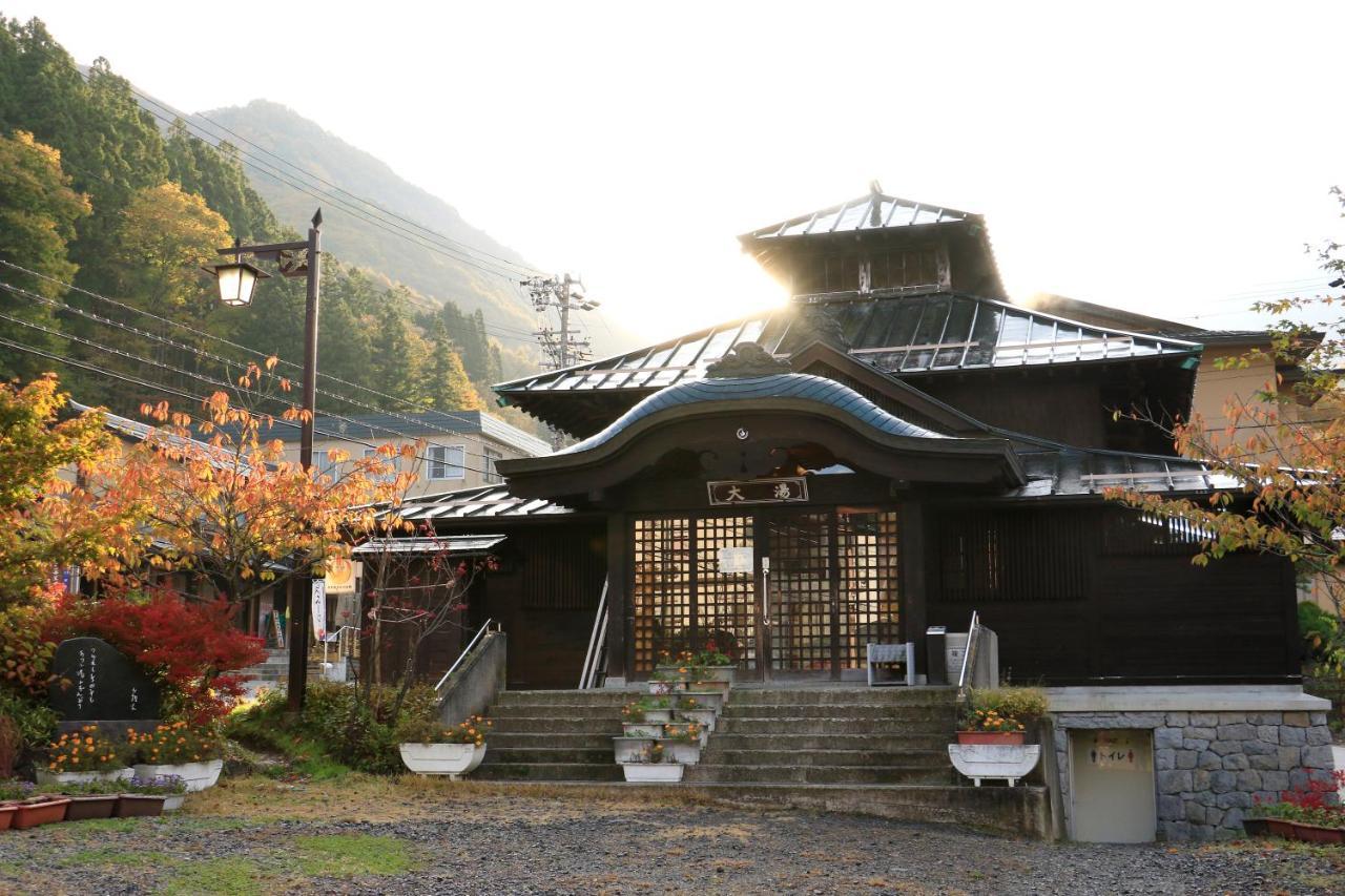 Готель Fujiiso (Adults Only) Takayama  Екстер'єр фото